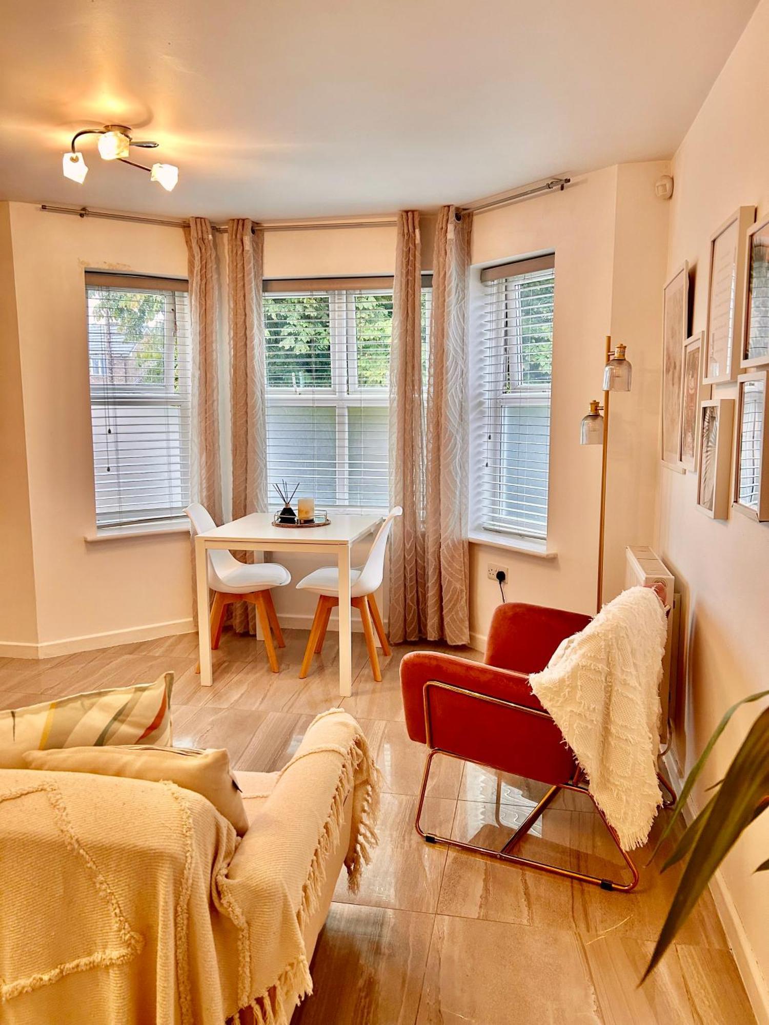 Modern 2 Bed Apartment With Free Parking And Netflix Dawley Exterior foto
