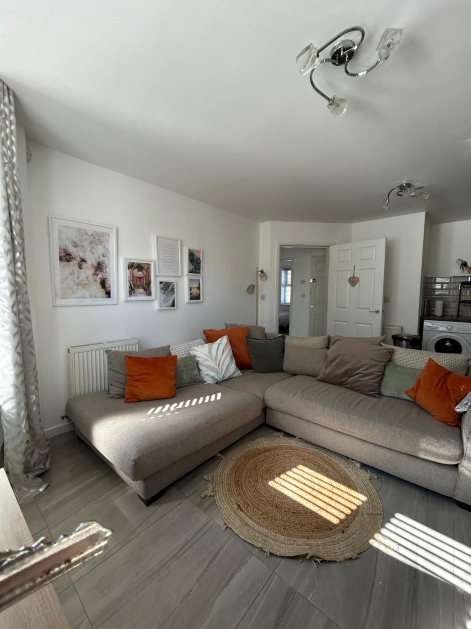Modern 2 Bed Apartment With Free Parking And Netflix Dawley Exterior foto